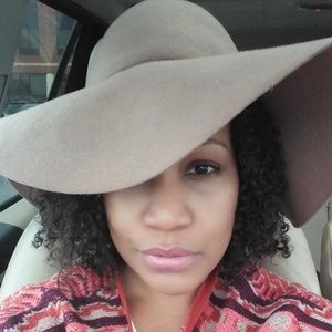 Meet your Posher, Dana bianca